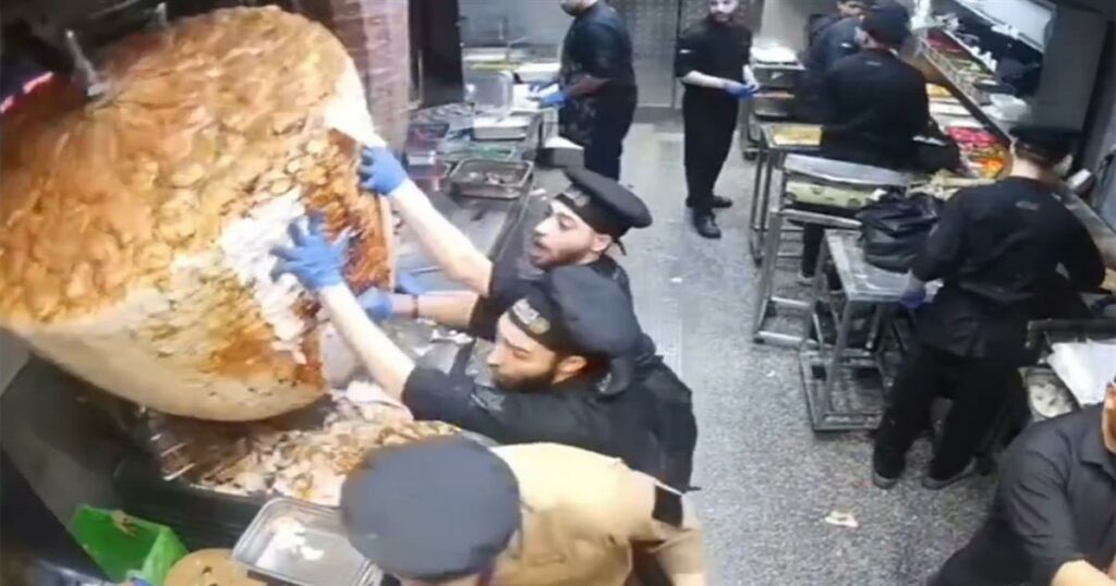 Τεράστιος γύρος παραλίγο να καταπλακώσει σουβλατζήδες (video)