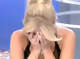 Με άλλη μύτη, άλλα χείλη και μαλλί «καρπολάχανο»: H Φαίη Σκορδά στη πρώτη της τηλεοπτική εμφάνιση ήταν μια άλλη