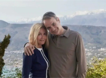 Kυριάκος Μητσοτάκης: Η τρυφερή φωτογραφία με τη σύζυγό του Μαρέβα Γκραμπόφσκι στα Χανιά και οι ευχές για το «Χριστός Ανέστη»