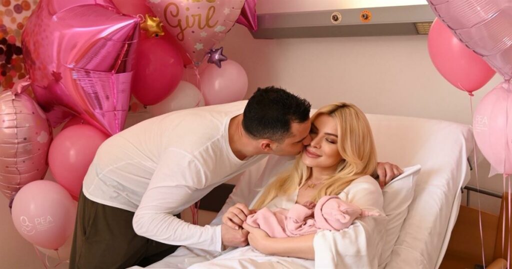 Κατερίνα Καινούργιου – Παναγιώτης Κουτσουμπής: Η νέα φωτογραφία της νεογέννητης κόρης τους