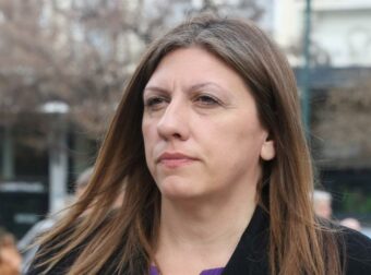 Κωνσταντοπούλου: Ουρλιάζει εκτός εαυτού στη δίκη των Τεμπών – Βίντεο μέσα από την αίθουσα