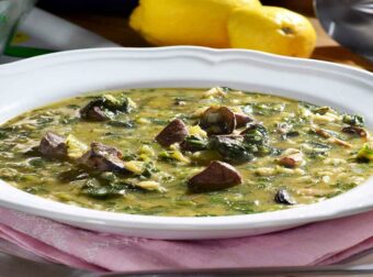 Όλοι την τρώμε αλλά κανένας δεν ξέρει τι σημαίνει – Τι συμβολίζει η μαγειρίτσα το Μεγάλο Σάββατο