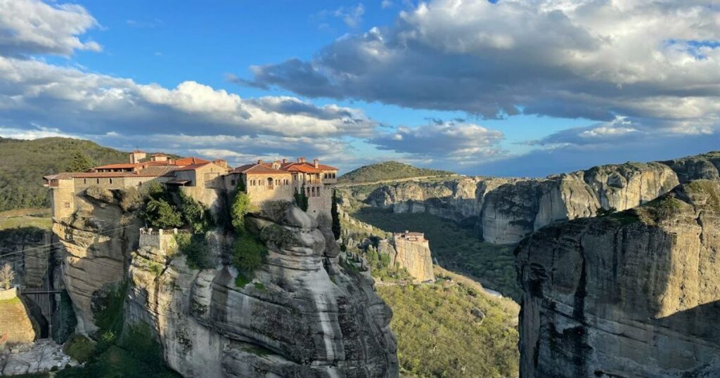 Σοκ στα Μετέωρα: Γυναίκα έπεσε από τον βράχο μονής – Αυτοκτονία ή ατύχημα;