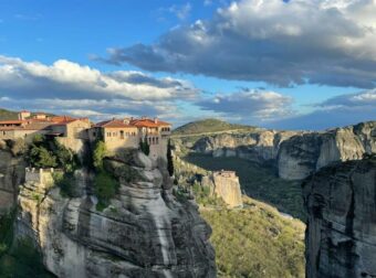 Σοκ στα Μετέωρα: Γυναίκα έπεσε από τον βράχο μονής – Αυτοκτονία ή ατύχημα;