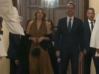 Συνοδευόμενος από την κόρη του Δάφνη, στο Προεδρικό Μέγαρο ο πρωθυπουργός Κυριάκος Μητσοτάκης