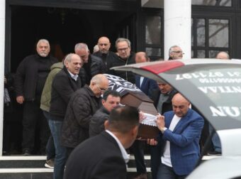 Κηδεία Μπορμπόκη: Σπάραξε στο κλάμα ο αδερφός του – Εικόνες