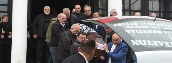 Κηδεία Μπορμπόκη: Σπάραξε στο κλάμα ο αδερφός του – Εικόνες