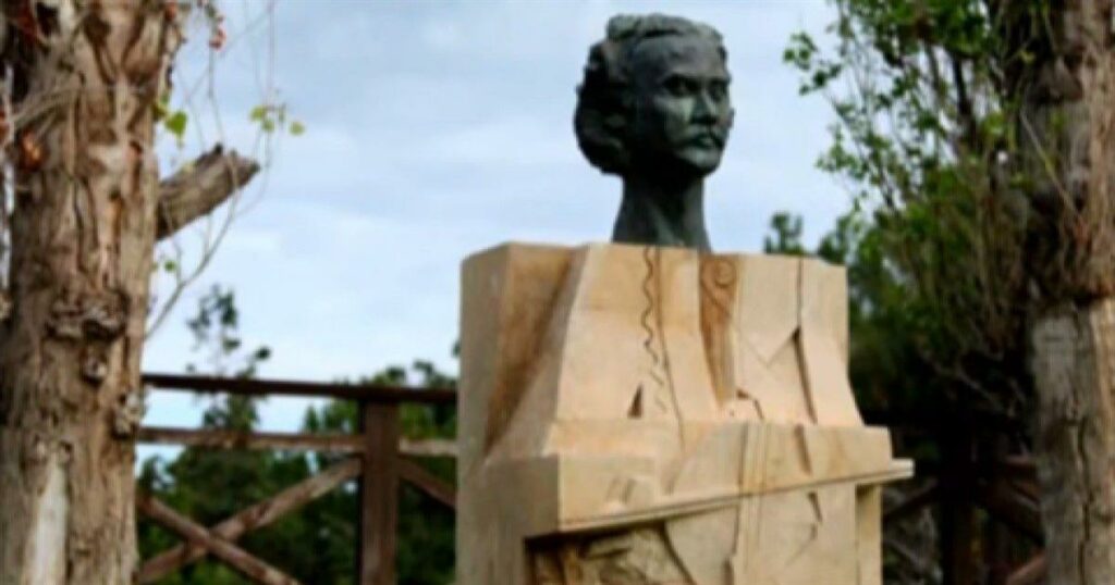 «Αποκεφάλισαν» την προτομή του Νίκου Ξυλούρη στην Κρήτη: Δείτε φωτογραφίες από τις σοβαρές ζημιές