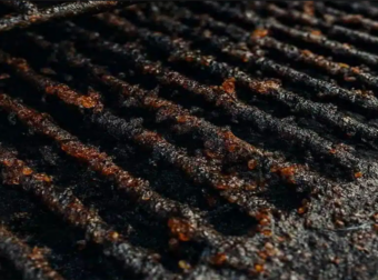 Η γιαγιά μου μού έμαθε αυτό το κóλπο για να ξεφορτωθώ τα υπολείμματα  βρωμιάς από την ψησταριά σε 4 λεπτά με 0 κόπο. Δείτε πώς λειτουργεί.