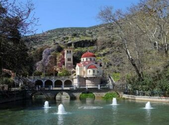 Ελληνικός ναóς είναι χτισμένος πάνω σε σπηλιά και από κάτω του τρέχουν νερά από πηγές