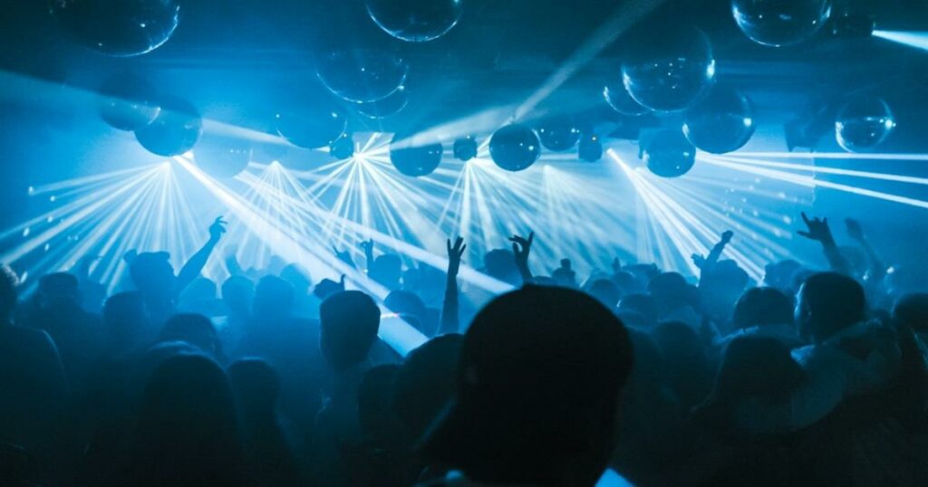 Σοκ με δημοσίευμα για πάρτι τράπερ σε bar στο Κολωνάκι – Έβγαζαν λιπόθυμες τις κοπέλες από τα ναρκωτικά;