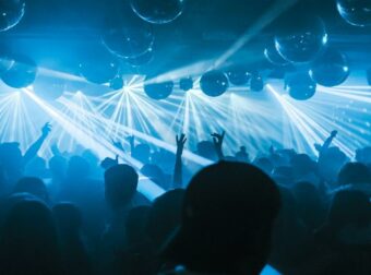 Σοκ με δημοσίευμα για πάρτι τράπερ σε bar στο Κολωνάκι – Έβγαζαν λιπόθυμες τις κοπέλες από τα ναρκωτικά;