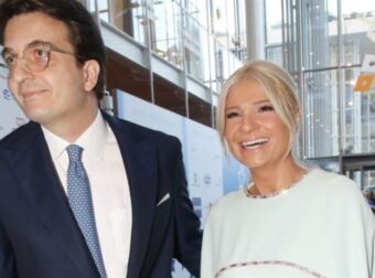 Λάμπει η Φαίη Σκορδά: Η πρώτη επίσημη εμφάνιση με τον Αλέξανδρο Αθανασιάδη λίγο πριν τον γάμο τους