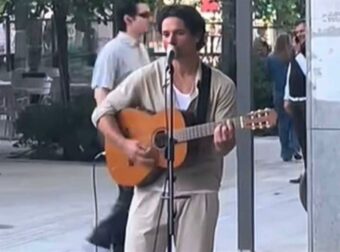 Ο Πάνος Βλάχος τραγούδησε με την κιθάρα του στην Ερμού και όλοι έμειναν άναυδοι