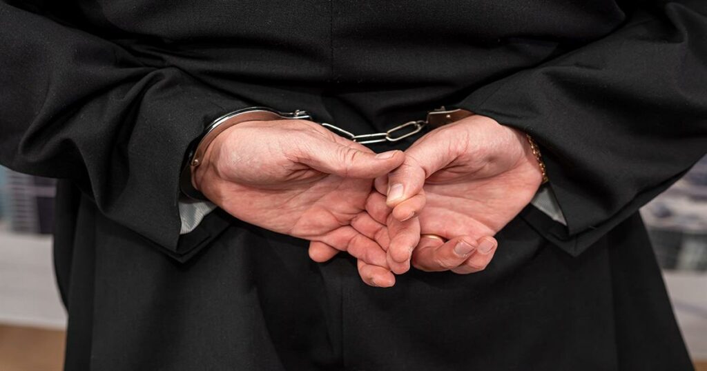 Ιερέας συνελήφθη λίγο πριν το «Χριστός Ανέστη» – Τον κατήγγειλε η παπαδιά: «Κλέβει αυγά από τις κότες»