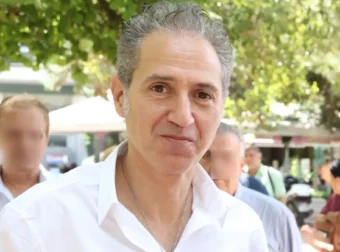 ΟΛΗ Η ΕΛΛΑΔΑ ΔΙΠΛΑ ΤΟΥ – ΜΟΛΙΣ ΕΓΙΝΕ ΓΝΩΣΤΗ Η ΚΑΤΑΣΤΑΣΗ ΤΗΣ ΥΓΕΙΑΣ ΤΟΥ ΔΗΜΗΤΡΗ ΚΟΚΟΤΑ