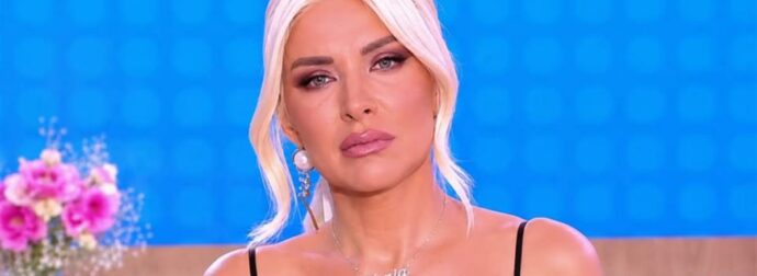 “Είναι αρρωστη, το κολιέ το έβαλε γιατί…” ΦΡΙΚΗ με αυτά που γράφτηκαν για την Καινούργιου και την μικρή της