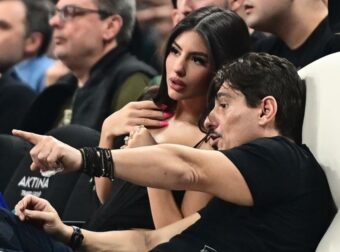 Μοίρασε… εγκεφαλικά η Δέσποινα Γιαννακοπούλου: Εμφανίστηκε με κόκκινο μίνι φόρεμα με κουκούλα, σαν την Κοκκινοσκουφίτσα αλλά όταν γύρισε από πίσω…