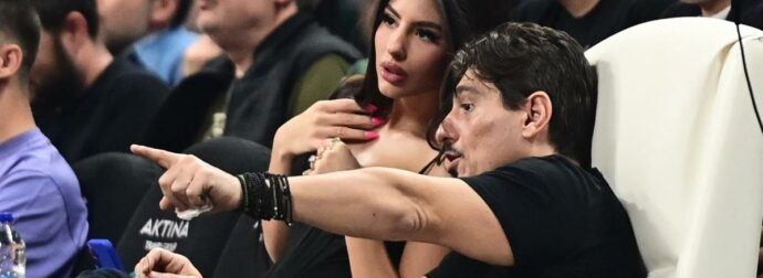 Μοίρασε… εγκεφαλικά η Δέσποινα Γιαννακοπούλου: Εμφανίστηκε με κόκκινο μίνι φόρεμα με κουκούλα, σαν την Κοκκινοσκουφίτσα αλλά όταν γύρισε από πίσω…