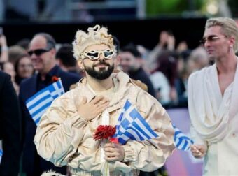 Eurovision 2026: Η εντυπωσιακή εμφάνιση του Ακύλα στο καθιερωμένο τιρκουάζ χαλί του μουσικού διαγωνισμού
