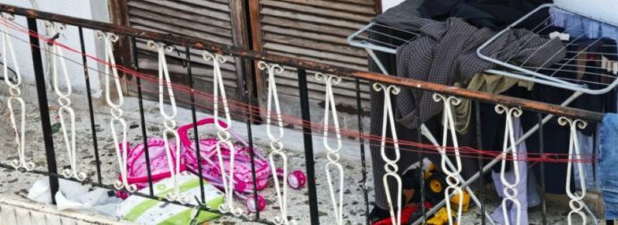 Σοκ στους Αγίους Αναργύρους: Τα τρία παιδιά βρέθηκαν υποσιτισμένα σε άθλιες συνθήκες