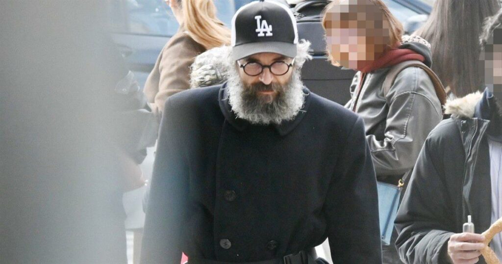 Με μακρύ μούσι και ράσα παπά: Αγνώριστος ο Άρης Σερβετάλης  – Η πρώτη φωτογραφία μέσα από το Άγιον Όρος