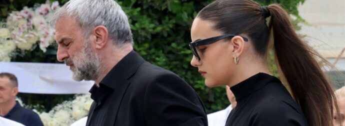 Κηδεία Μαστροκώστα: Έφτασε η κόρη της στην εκκλησία – Υποβασταζόμενη από τον πατέρα της, Τραϊανό Δέλλα