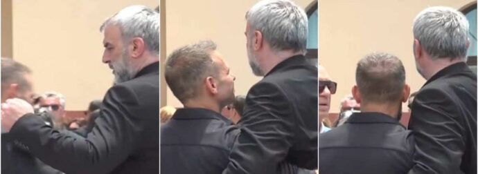 Σπαρακτικό: Η αδελφική αγκαλιά του Ντέμη Νικολαΐδη στον Τραϊανό Δέλλα στην κηδεία της Γωγώς Μαστροκώστα