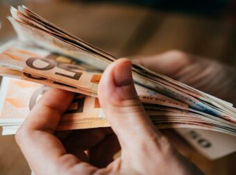 Μπλόκο στις συναλλαγές με μετρητά – To νέο καθεστώς και οι αυστηρές κυρώσεις