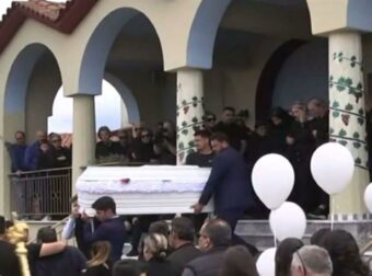 Σπαραγμός και λευκά μπαλόνια στην κηδεία του 13χρονου Κωνσταντίνου που σκοτώθηκε σε τροχαίο με πατίνι (video)