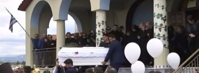 Σπαραγμός και λευκά μπαλόνια στην κηδεία του 13χρονου Κωνσταντίνου που σκοτώθηκε σε τροχαίο με πατίνι (video)