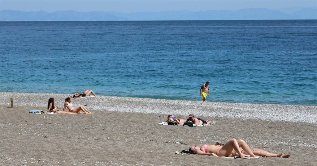 Καιρός Αγίου Πνεύματος: Με ήλιο, υψηλές θερμοκρασίες και λίγες μπόρες το τριήμερο – Η αναλυτική πρόγνωση