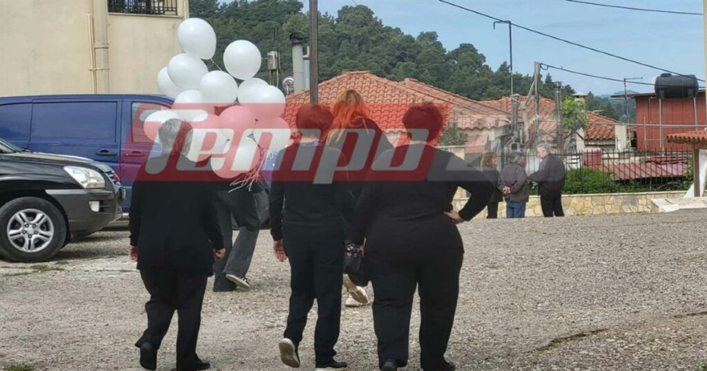 Ηλεία: Με λευκά μπαλόνια το τελευταίο αντίο στον 13χρονο Κωνσταντίνο που έχασε τη ζωή του με το πατίνι