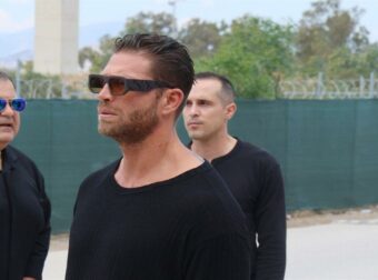 Μανίκας: Με τη σύντροφό του, Μιράντα Πατέρα, στην κηδεία της Μαστροκώστα (Φωτογραφία)