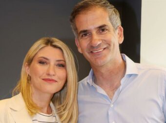 Σία Κοσιώνη: Η πρώτη της εμφάνιση μετά το τέλος από τον ΣΚΑΪ – Η στήριξη του Κώστα Μπακογιάννη στο νέο της βήμα (Φωτογραφίες)