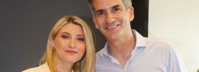 Σία Κοσιώνη: Η πρώτη της εμφάνιση μετά το τέλος από τον ΣΚΑΪ – Η στήριξη του Κώστα Μπακογιάννη στο νέο της βήμα (Φωτογραφίες)