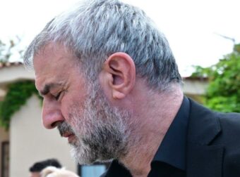 Κηδεία Μαστροκώστα: Σπαραγμός με τον επικήδειο του Δέλλα, καταχειροκροτήθηκε – Της τραγούδησε τραγούδι του Φέρρη