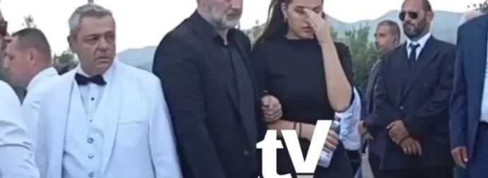 Γωγώ Μαστροκώστα: Απέραντος πόνος και οδύνη στην ταφή της στο Ευηνοχώρι Μεσολογγίου – Συντετριμμένη η οικογένειά της