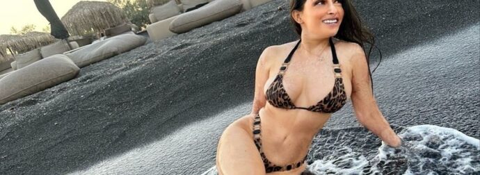 Η Ιωάννα Παλιοσπύρου ποζάρει με λεοπάρ μπικίνι και “κόβει” την ανάσα