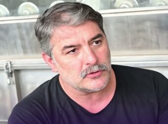 Βασίλης Μπισμπίκης: «Δεν πιστεύω στον Θεό» — Η καθηλωτική εξομολόγηση για ναρκωτικά, αναρχία και το περιθώριο