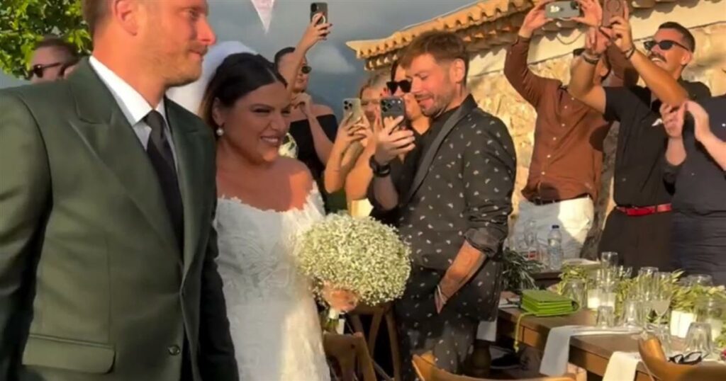 Η Δανάη Μπάρκα παντρεύτηκε τον Χάρη Μπότση: Οι πρώτες εικόνες από τον γάμο – Ο Χρήστος Χατζηπαναγιώτης την συνόδεψε στην εκκλησία (video)