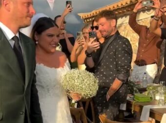 Η Δανάη Μπάρκα παντρεύτηκε τον Χάρη Μπότση: Οι πρώτες εικόνες από τον γάμο – Ο Χρήστος Χατζηπαναγιώτης την συνόδεψε στην εκκλησία (video)