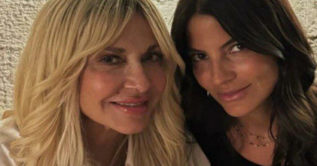Δήμητρα Κούστα: To βίντεο από τα backstage των γυρισμάτων της Άννας Βίσση – «Υπερήφανη παραγωγός»