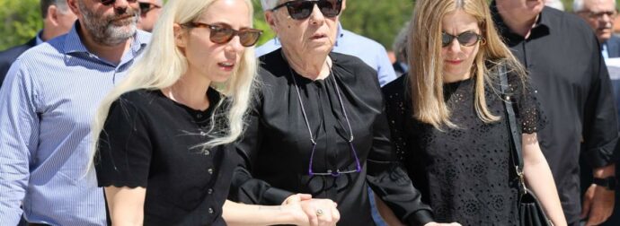 Βαρύ το κλίμα στην κηδεία του Γιώργου Σουφλιά: Υποβασταζόμενη η σύζυγός του από τις κόρες τους (Φωτογραφίες)