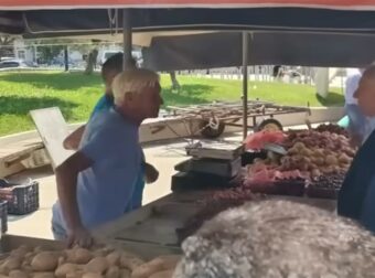Τα «άκουσαν» Ανδριανός και Πλεύρης σε λαϊκή αγορά – «Σαράντα σκάνδαλα, όχι ένα. Πού είναι τα λεφτά των αγροτών; – Σηκωθείτε φύγετε»