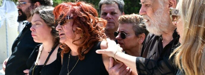 Μαίρη Ραζή: Ράκος στην κηδεία του συζύγου της – Υποβασταζόμενη από την κόρη της (Φωτογραφίες)