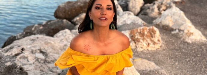 Σοφία Παυλίδου: Ποζάρει topless στους Παξούς και «ρίχνει» το Instagram – Φωτογραφίες