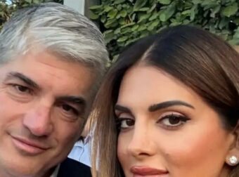 Η Σταματίνα Τσιμτσιλή με τον σύζυγό της Θέμη Σοφό στην αποφοίτηση της 11χρονης κόρης τους