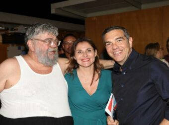 Ο Αλέξης Τσίπρας και η Μπέττυ Μπαζιάνα στην παράσταση του Σταμάτη Κραουνάκη στο Ηρώδειο
