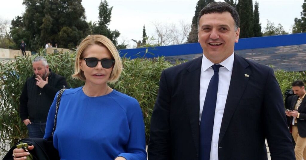 Τζένη Μπαλατσινού – Βασίλης Κικίλιας: Χέρι χέρι στο κέντρο της Αθήνας σε σπάνια κοινή έξοδο (φωτογραφίες)